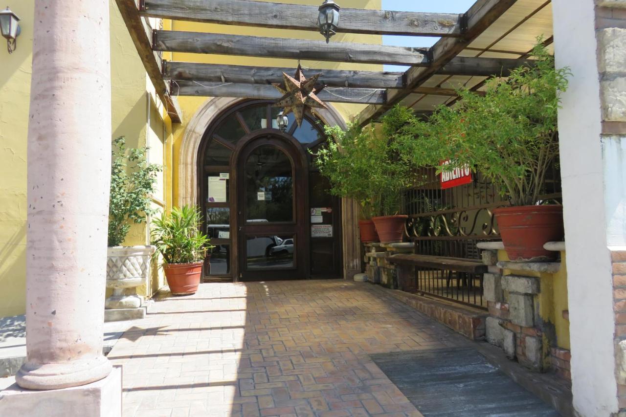 Hotel Huizache Салтильо Екстериор снимка