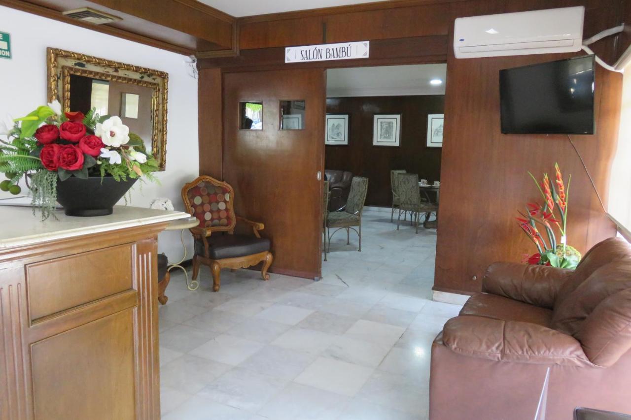 Hotel Huizache Салтильо Екстериор снимка